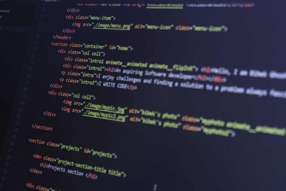 HTML i CSS kod na monitoru računala, prikaz web razvoja